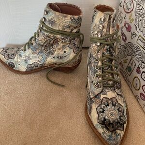 Grove lace up western boots